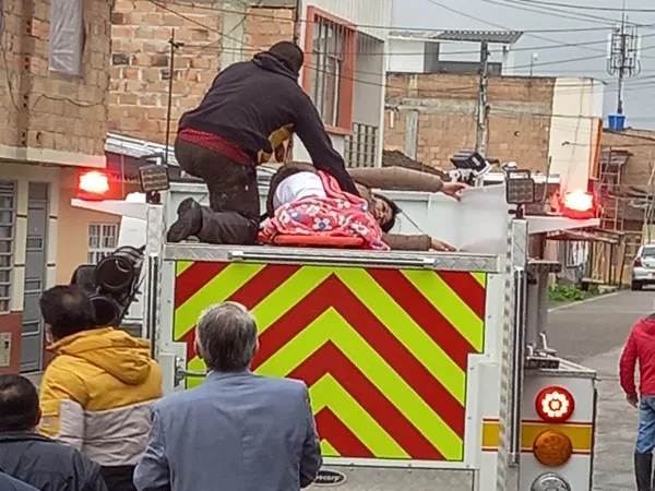 Tuvieron que subir a herido al techo de camión de bomberos. “A los bomberos gracias, pero la Alcaldía que responda”, denuncian