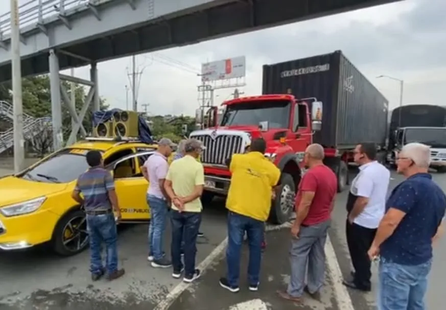 ¡Colmo de los colmos!...Líder de taxistas salió a protestar y "le chocaron el carro", en Cali