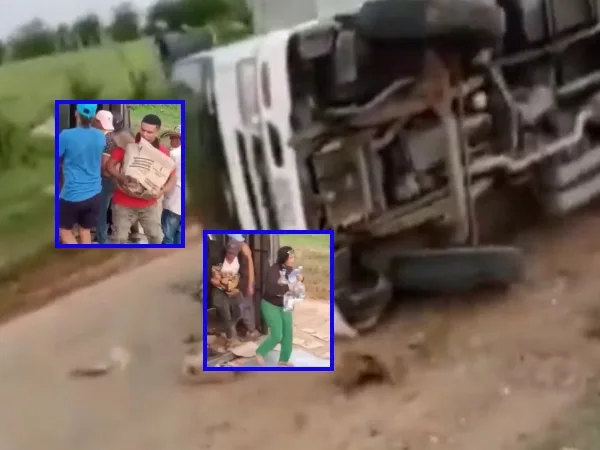 '¿'Guaro' pa' todo el mundo?': Se volcó un camión con cajas de aguardiente y la gente se llevó sus botellas en Chibolo, Magdalena