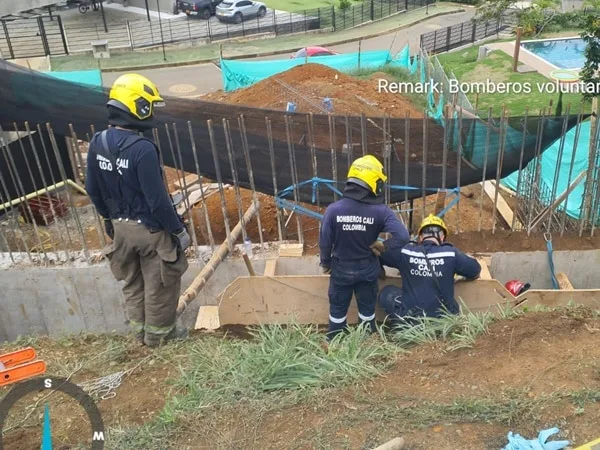 Se trata de una persona de 35 años de edad que al momento de realizar trabajos en obra de construcción resultó atrapado por un alud de tierra.