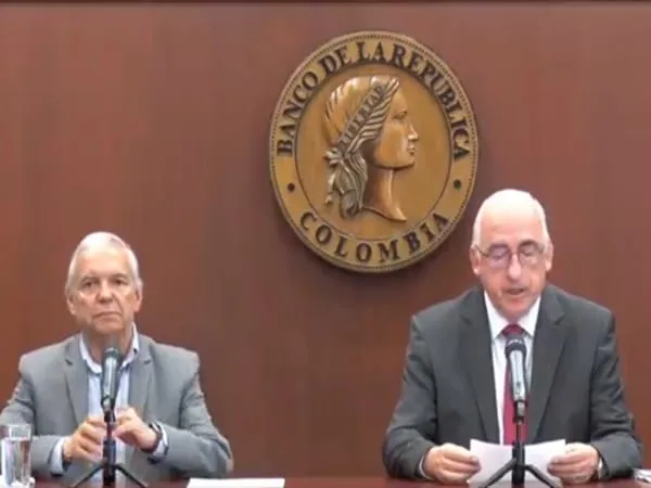 Desde el Banco de la República , indicaron que cinco directores votaron a favor de esta determinación, mientras que dos directores optaron por mantener la tasa de referencia en el nivel en que estaba, es decir, en 13,25 %.