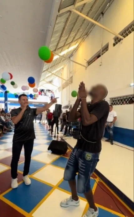 Sentida visita de Jhonny Rivera a la cárcel de Villahermosa en Cali: cantó 