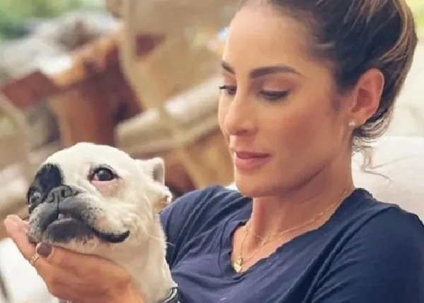 Carolina Soto, presentadora de 'Día a día' y su mascota.