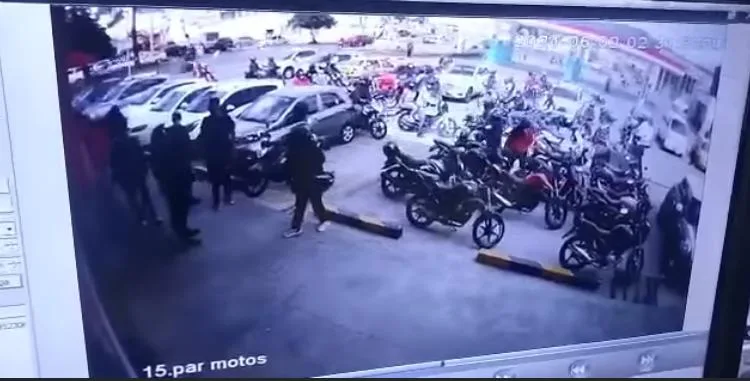 grupo de motorizados haciendo daños en Pasto