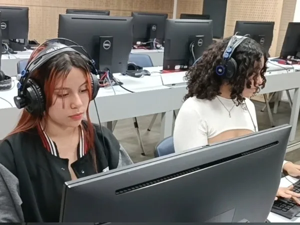 "La oportunidad de estudio requiere disciplina." Kelly y Luisa beneficiarias de "Todas y Todos a Estudiar"