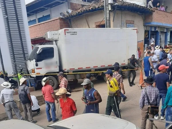 Los hechos se presentaron cuando la niña de 3 años caminaba junto a sus padres para acudir a una cita de crecimiento y desarrollo.