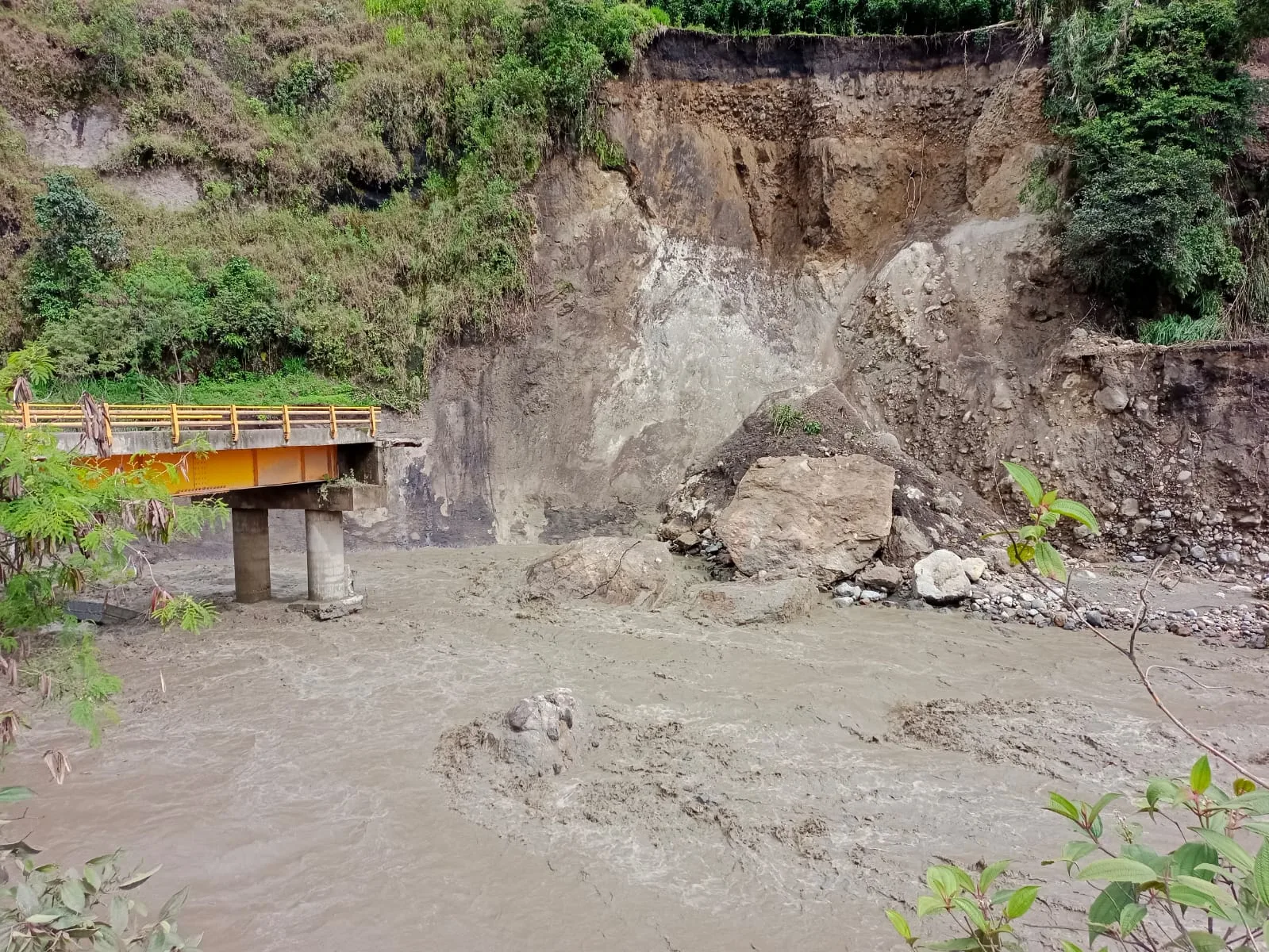 Puentes partidos, acueductos averiados y siguen derrumbes: 11 municipios de Nariño golpeados por las lluvias