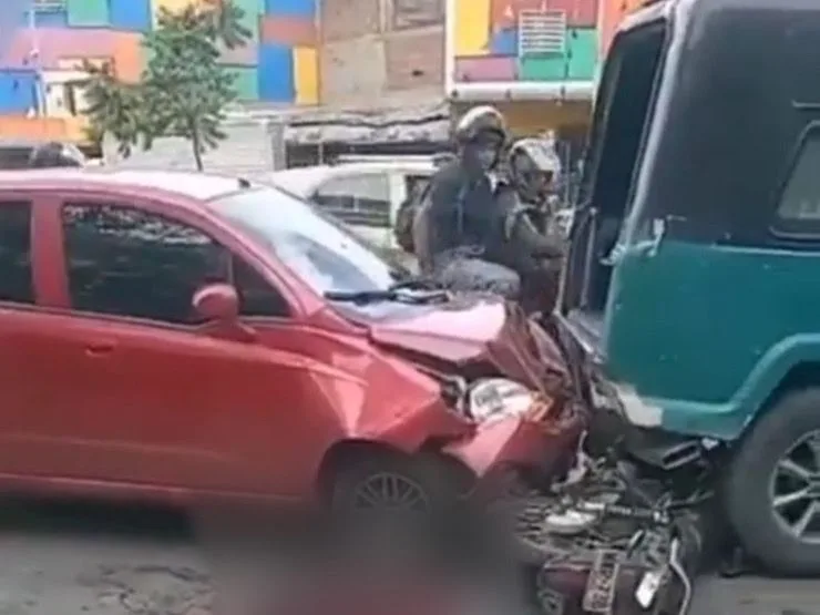"¿Ése man quedó vivo?": motorizado atrapado entre particular y guala que chocaron por el Nuevo Latir