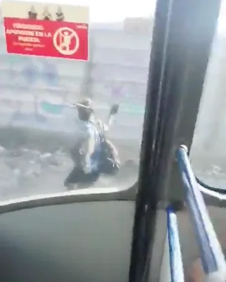 Una persona al parecer habitante de calle, ataca a bus del MIO, "no lo dejaron colar en la estación"