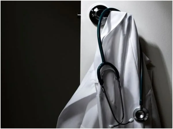 «El título al cajón»: Médicos talentosos de Colombia dejan sus carreras para emigrar