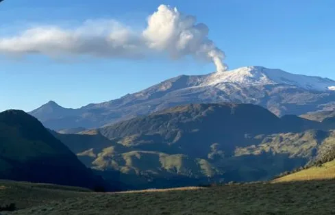 Nevado del Ruiz ceniza y gases