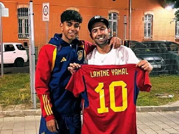 Lamine Yamal, estrella del Barcelona de España junto a su padre.