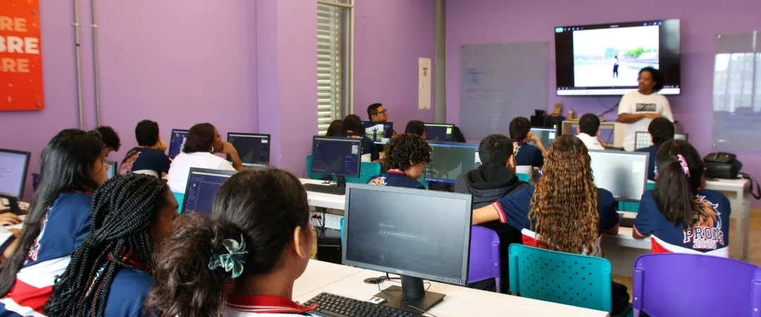 La Alcaldía de Cali, en alianza con Amazon Web Services, lanza una estrategia de formación gratuita en Inteligencia Artificial y tecnologías digitales para fortalecer las oportunidades laborales en la ciudad.