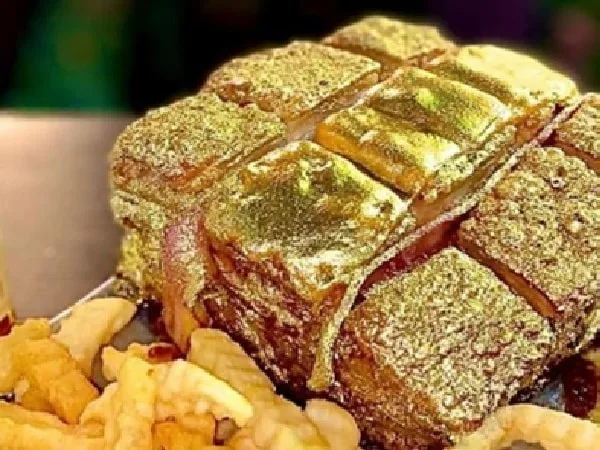 Chicharrón bañado en oro.