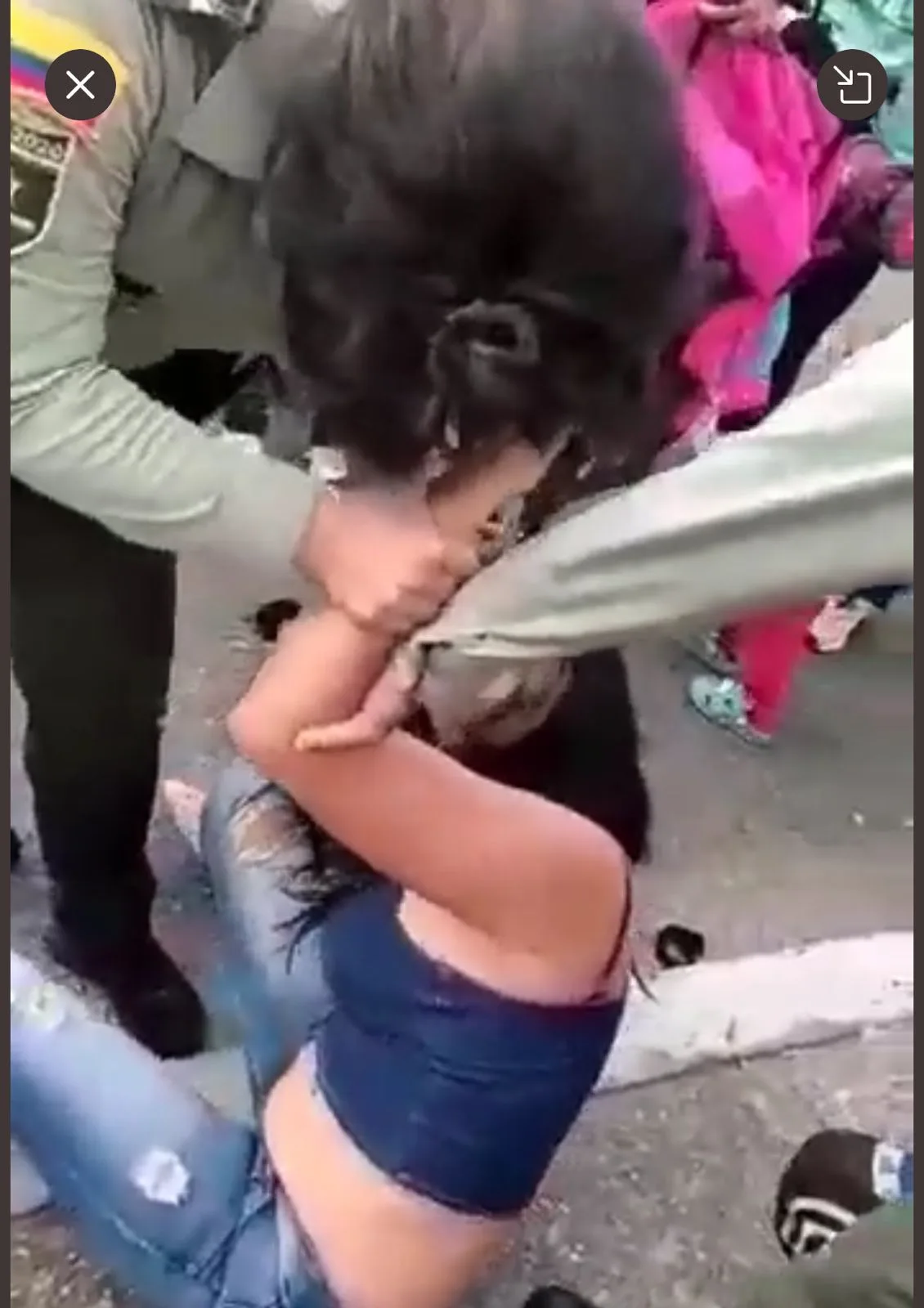 mechoneada en Montenegro patrullera y mujer