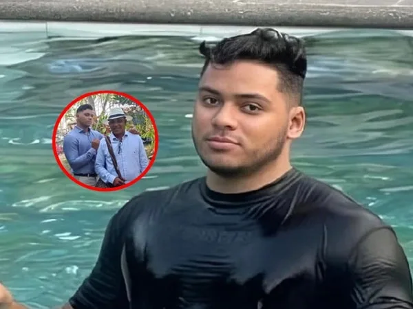 Moisés Ramos en una piscina, joven que murió por descarga eléctrica.