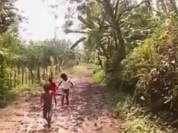 Niños de zona rural de Luruaco, Atlántico piden que pavimenten la carretera para ir a la escuela