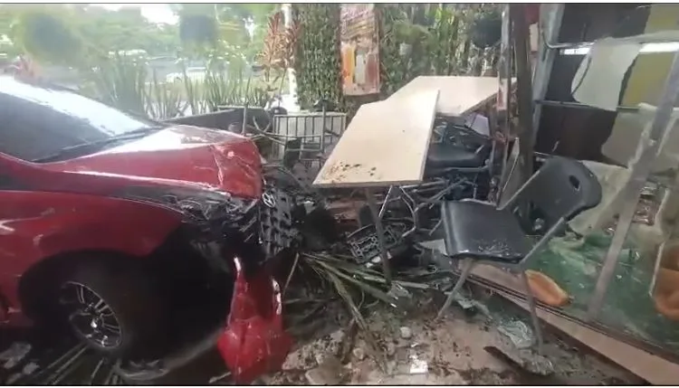 Estaba desayunando y una camioneta se estrelló con su mesa, en una panadería en Cali