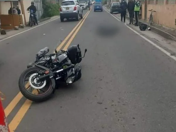 Por esquivar ganado joven motociclista perdió la vida en una vía de Ipiales