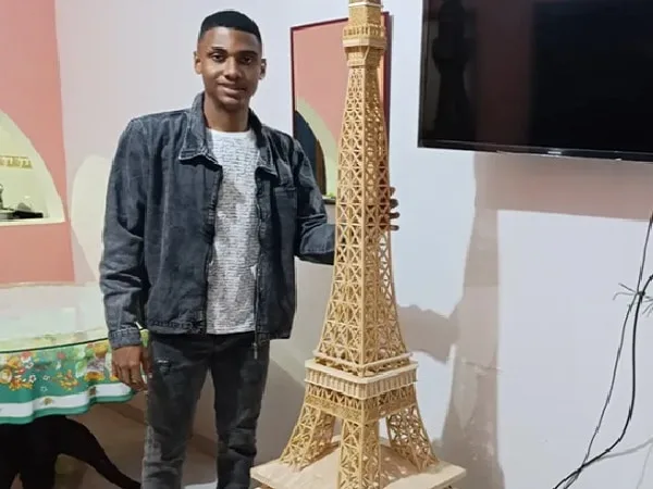 Joven caleño que elaboró una réplica de la Torre Eiffel.