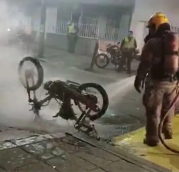 ladrona moto quemada San Fernando en Cali