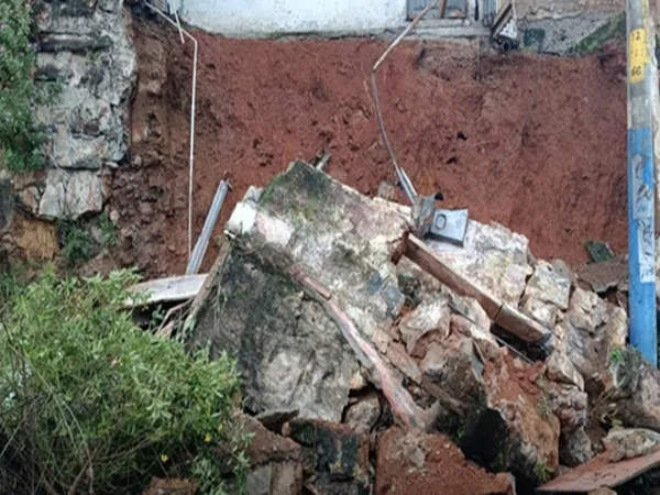 Susto en el oriente de Cali tras colapso de la fachada una vivienda, se afectó acometida de agua y energía