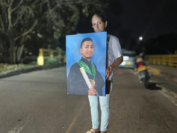 Joven murió por esquivar un hueco en Cali.