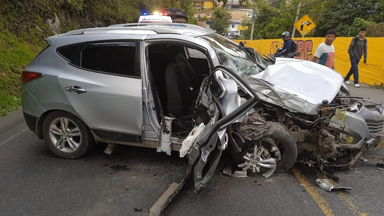 El vehículo habría perdido el control en Chapultepec. Fotos: ciudadanas /se desconoce autor. Pasto