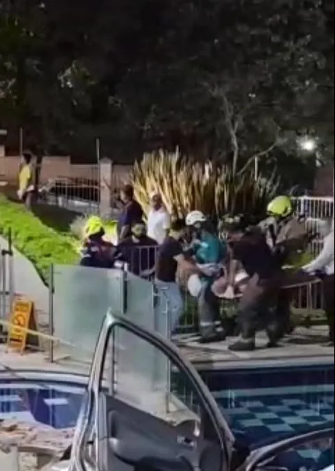 ¡Otro accidente! Adulto mayor cayó con su carro desde un tercer piso en Antioquia