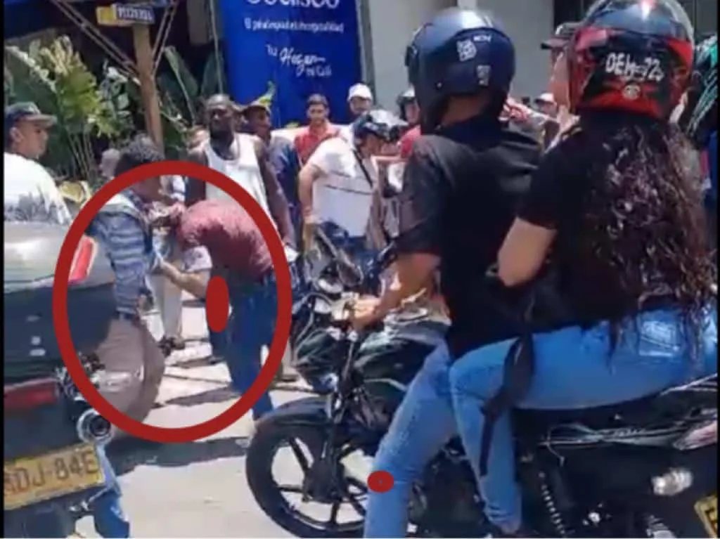 Cascada y quema de moto a supuestos ladrones en el oeste de Cali