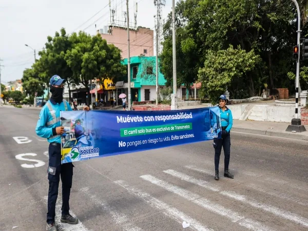 La invasión del carril «solo bus» de Transmetro, pone en riesgo a conductores en Soledad, Atlántico