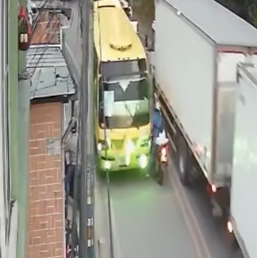 Segundos que cuestan la vida, el motorizado quedó entre los vehículos: imprudencias de los conductores que terminan en tragedia
