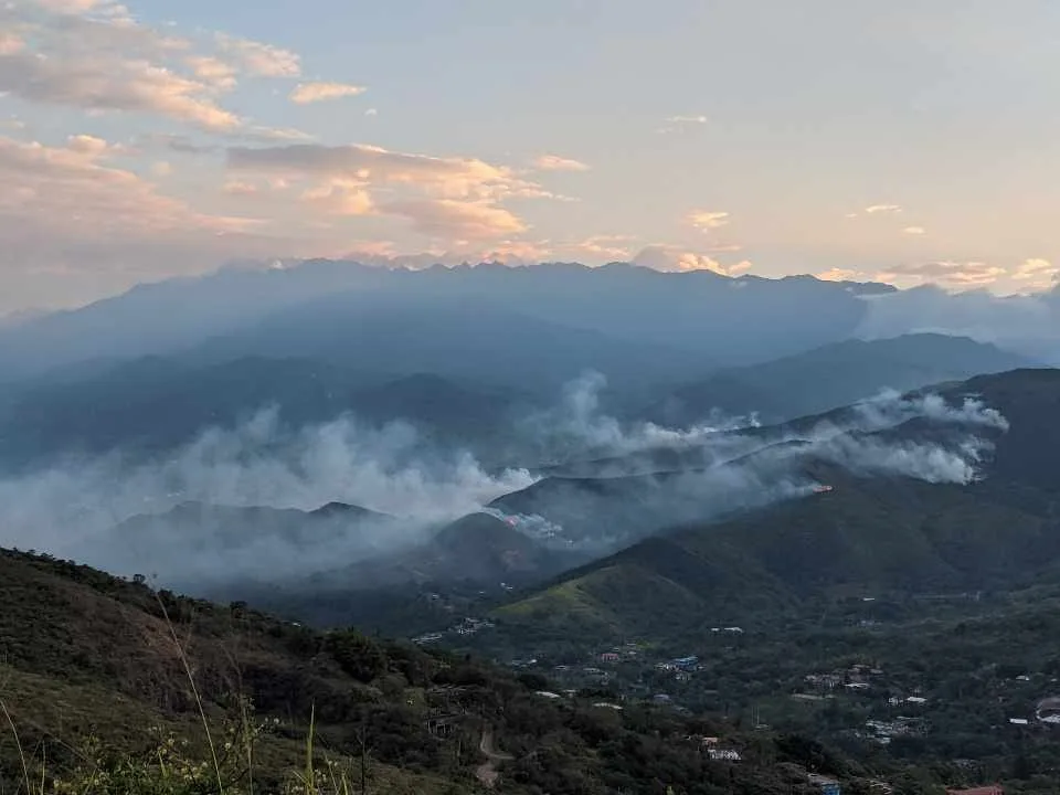 "Está muy fuerte", primer incendio forestal de la temporada seca en Cali