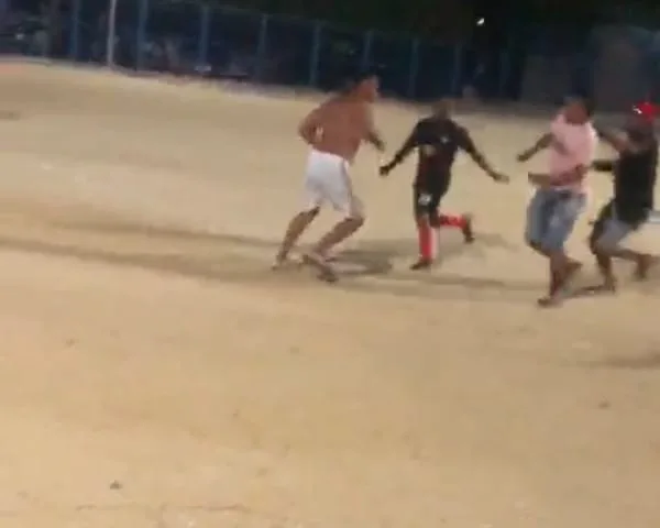 Partido de fútbol en cancha de Barranquilla terminó en tremenda pelea