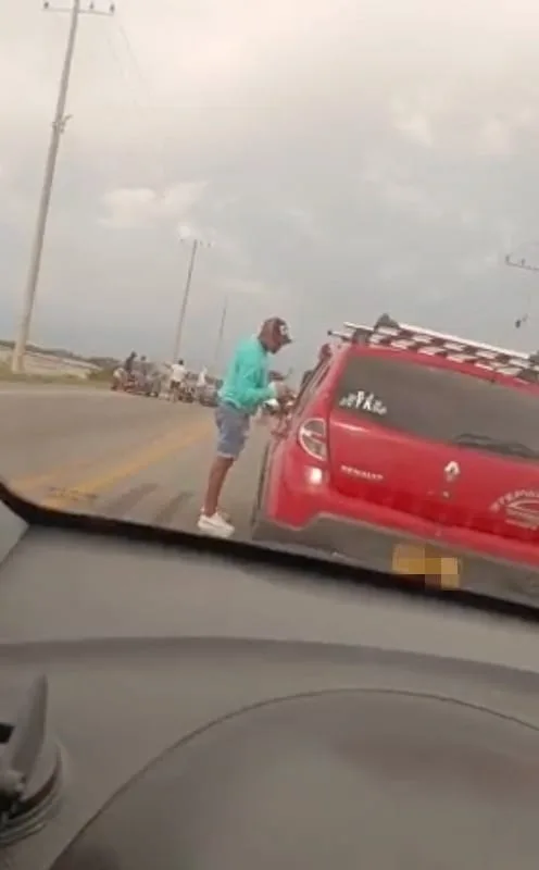 En Tasajera, sujetos con palos y piedras amenazan y exigen dinero a conductores