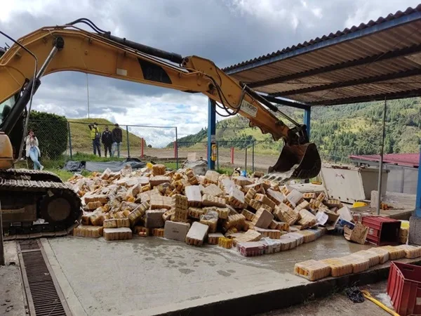 En el relleno sanitario de Pasto terminaron 119.720 cervezas y cigarrillos de contrabando