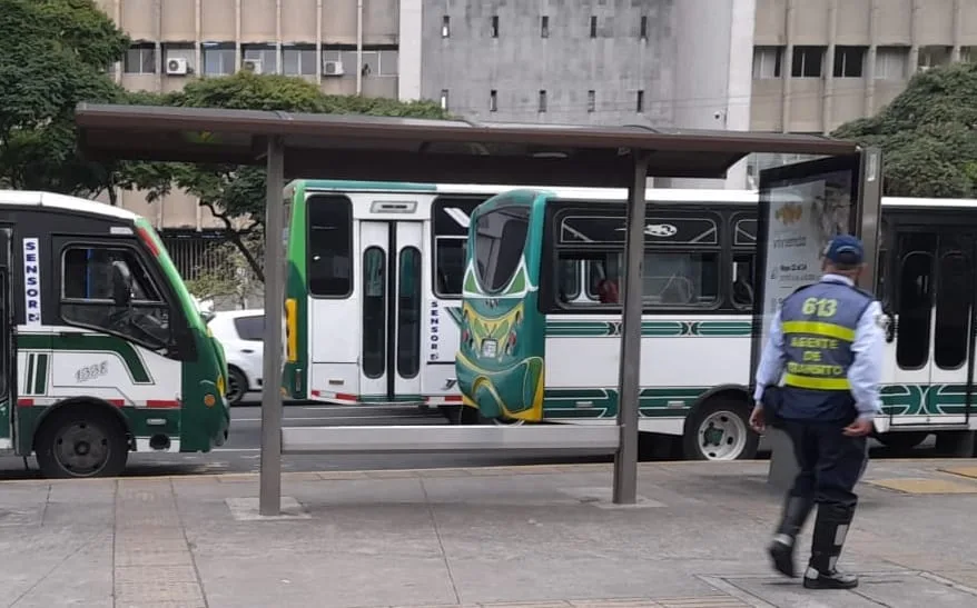 En el CAM amanecieron 'atravesadas' las busetas de Coomoepal, ya hay congestión en Cali este viernes