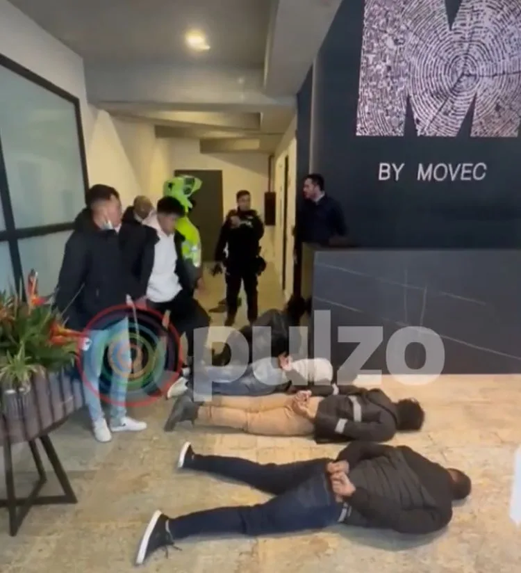 Fue a cambiar dólares y lo atracaron en un edificio en zona exclusiva de la 93 en Bogotá, hubo tiroteo