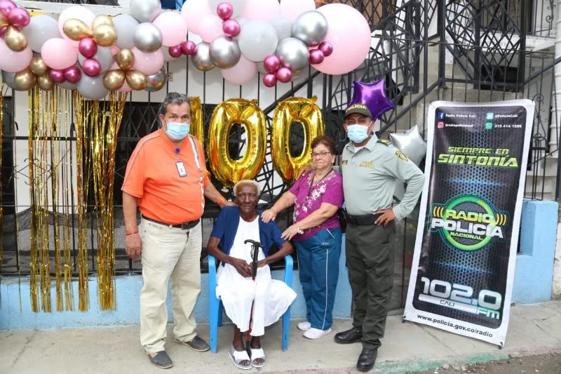 En el barrio Alfonso López le celebraron los 100 años a Doña 