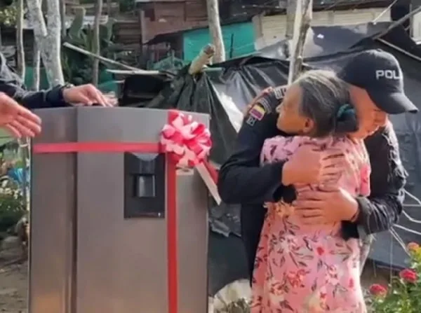 Policía regaló nevera a abuela en comuna de Bucaramanga.