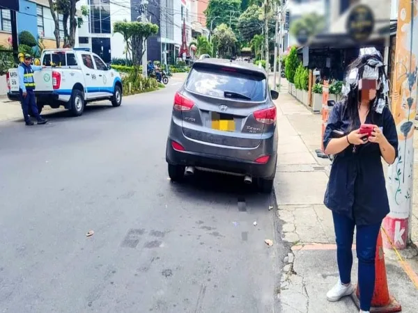 Una ida al salón de belleza que salió cara: parqueó mal y se ganó una multa de $528.000