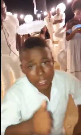 un niño en