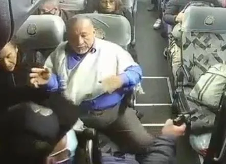 Ladrones se subieron en un bus en Bogotá y "robaron 28 pasajeros", ahora los están 'boleteando'