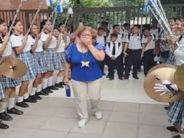 Estudiantes despdiden a docente tras 40 años de servicio a la institución.