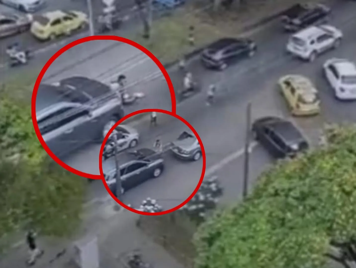 Hasta se sientan para impedir el paso de los vehículos: 'reguladores viales' en la Roosevelt, Policía y Movilidad 'se pelotean' la responsabilidad