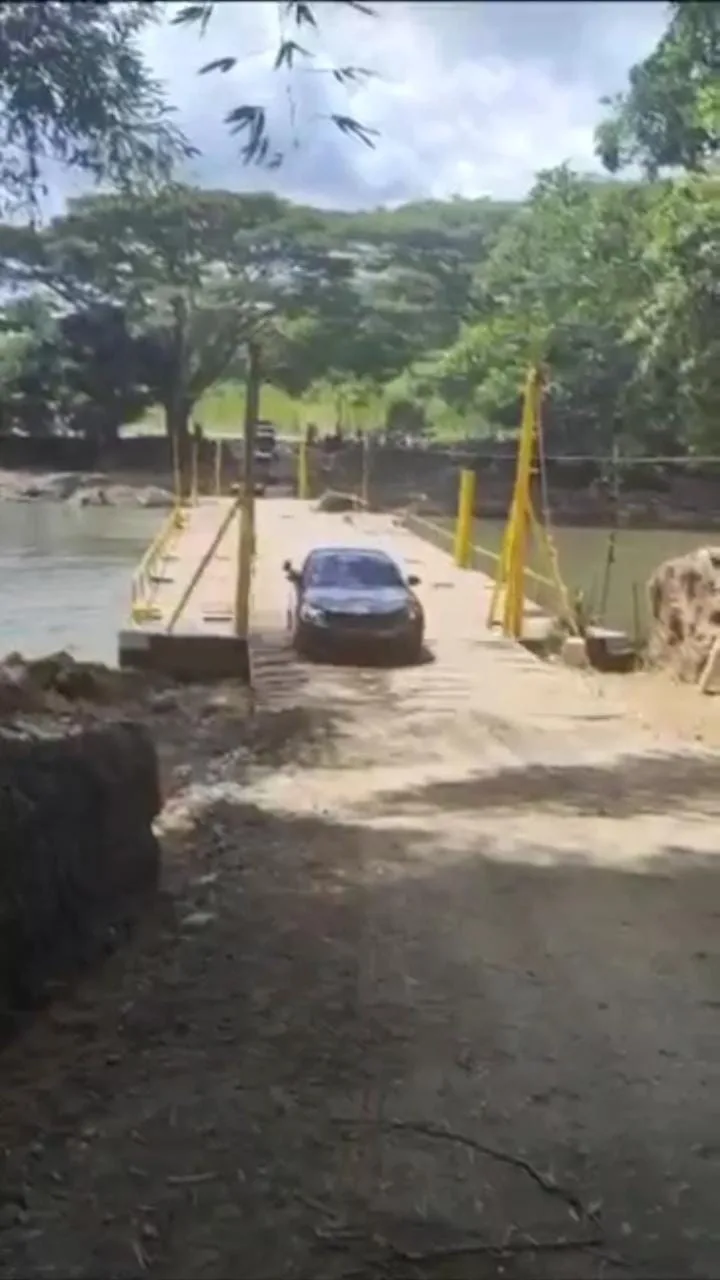 Instalaron puente flotante privado en La Tebaida, el que se cayó en abril no se ha reconstruido