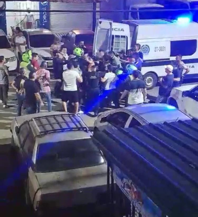 "¡Rata, rata!", presuntos ladrones esperaron que los detuvieran para evitar que los golpearan, en los Alcazáres en Cali
