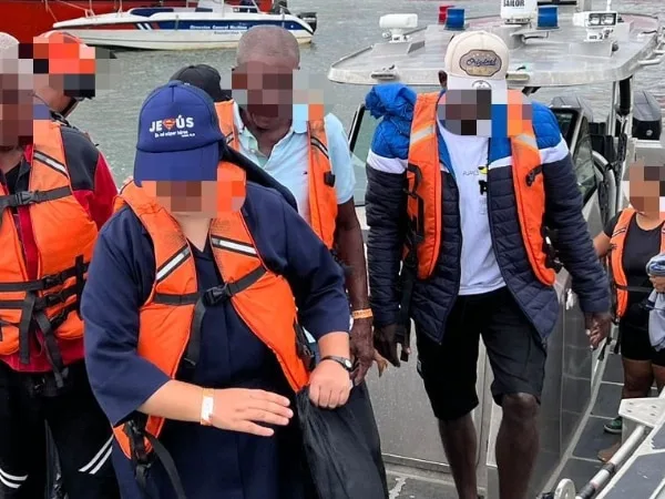 "robados y dejados en altamar: 16 turistas fueron rescatados en Buenaventura; los ladrones iban en la misma lancha