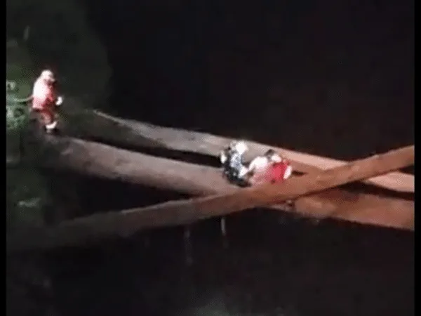 Rescatan a Mujer que se Lanzó desde el Puente Internacional de Rumichaca.