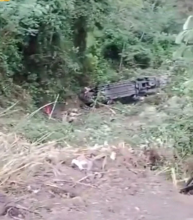"El carro venía muy duro (rápido)", pasajero del bus que cayó al abismo